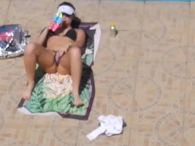 Latina beauty Flagra Safada indulges in solo pleasure by the pool