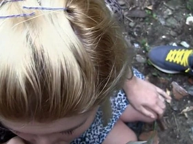 Amateur girl gives a blowjob in public!